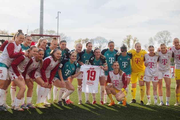 14.04.25, Frauen, Fussball, 1.BL, Saison 2024 2025, Bayer 04 Leverkusen - 1. FC Köln, 19. Spieltag Mannschaft von 1.FC Köln hält ein Trikot von der verletzten Dora Zeller 19 vom 1.FC Koeln vor dem Spiel Leverkusen Ulrich-Haberland-Stadion NRW Deutschland