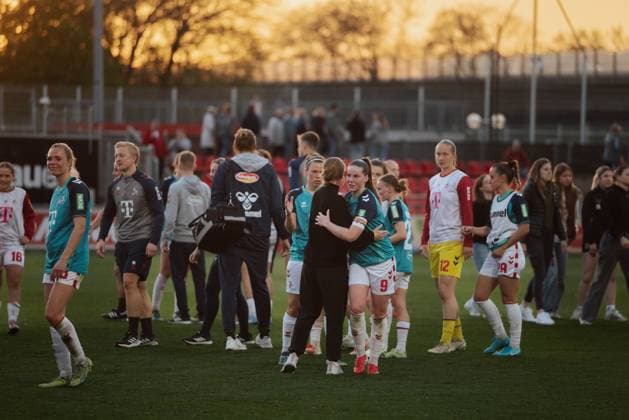 14.04.25, Frauen, Fussball, 1.BL, Saison 2024 2025, Bayer 04 Leverkusen - 1. FC Köln, 19. Spieltag Mannschaft vom 1.FC Köln feiert das Unentschieden (1:1) im Derby Adriana Achcinska 9 vom 1.FC Koeln Umarmung mit Britta Carlson Trainerin vom 1.FC Koeln Leverkusen Ulrich-Haberland-Stadion NRW Deutschland
