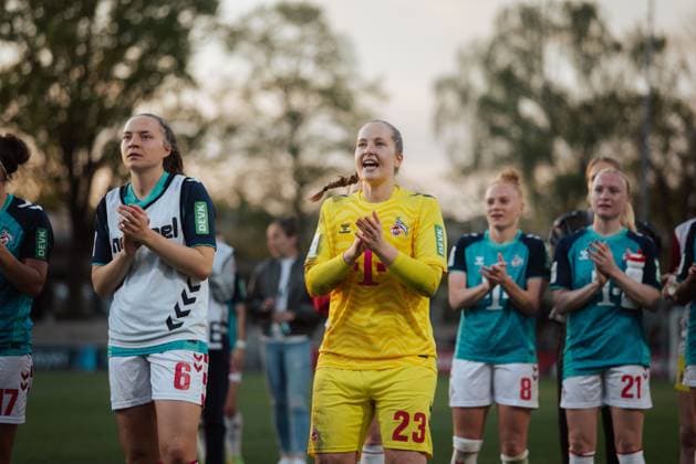 14.04.25, Frauen, Fussball, 1.BL, Saison 2024 2025, Bayer 04 Leverkusen - 1. FC Köln, 19. Spieltag Mannschaft vom 1.FC Köln feiert das Unentschieden (1:1) im Derby vor den Fans Lotta Cordes 6 vom 1.FC Koeln und Aurora Mikalsen 23 vom 1.FC Koeln Leverkusen Ulrich-Haberland-Stadion NRW Deutschland