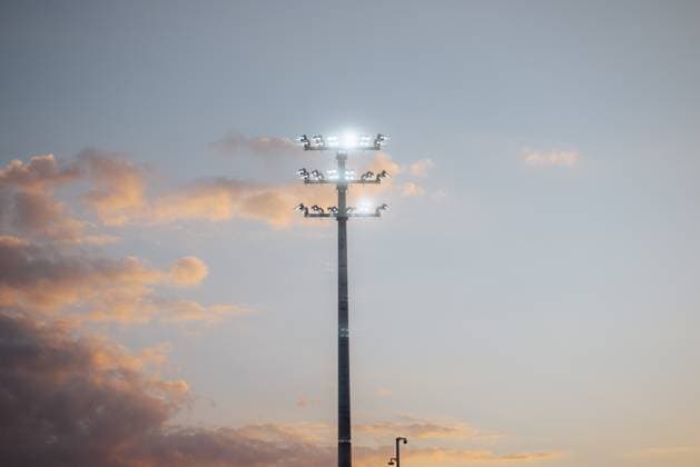 14.04.25, Frauen, Fussball, 1.BL, Saison 2024 2025, Bayer 04 Leverkusen - 1. FC Köln, 19. Spieltag Flutlichtmast im Sonnenuntergang (Symbolbild) Leverkusen Ulrich-Haberland-Stadion NRW Deutschland
