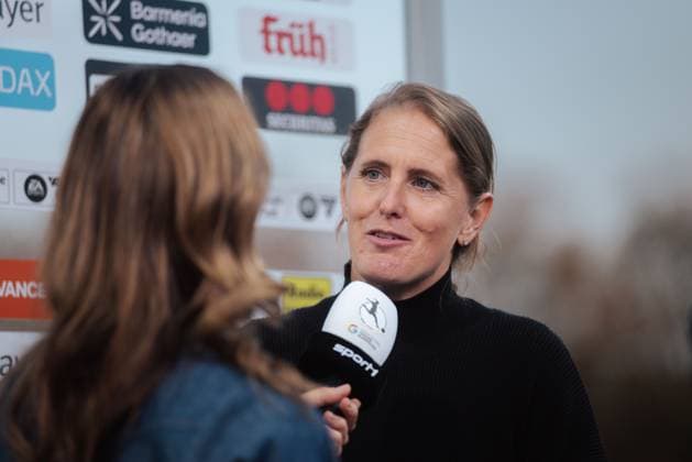 14.04.25, Frauen, Fussball, 1.BL, Saison 2024 2025, Bayer 04 Leverkusen - 1. FC Köln, 19. Spieltag Britta Carlson Trainerin vom 1.FC Koeln im Interview mit Sport1 Leverkusen Ulrich-Haberland-Stadion NRW Deutschland