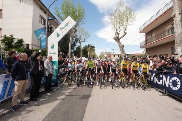 The start of the race during the Giro d™Abruzzo, stage 1 from Scerni to Crecchio (151 km) - Abruzzo, Italy - Tuesday, April 15, 2025. - cycling .  Copyright: xMassimoxPaolone LaPressex