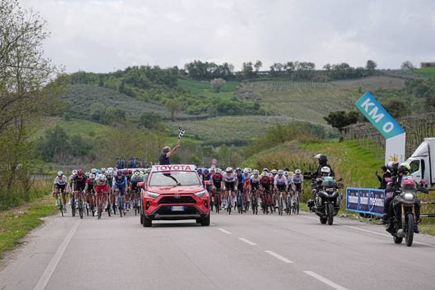 The start of the race during the Giro d™Abruzzo, stage 1 from Scerni to Crecchio (151 km) - Abruzzo, Italy - Tuesday, April 15, 2025. - cycling .  Copyright: xMarcoxAlpozzi LaPressex