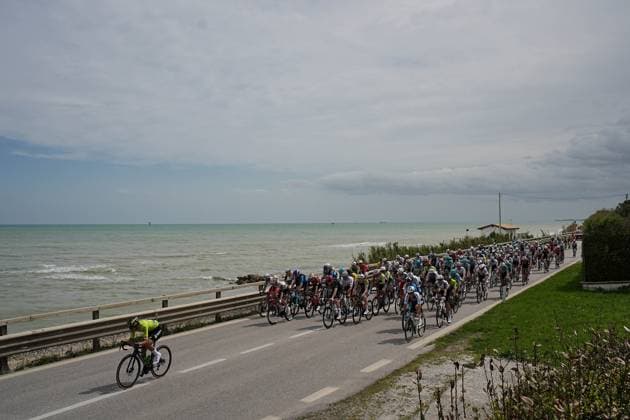 The pack rides during the Giro d™Abruzzo, stage 1 from Scerni to Crecchio (151 km) - Abruzzo, Italy - Tuesday, April 15, 2025. - cycling .  Copyright: xMarcoxAlpozzi LaPressex