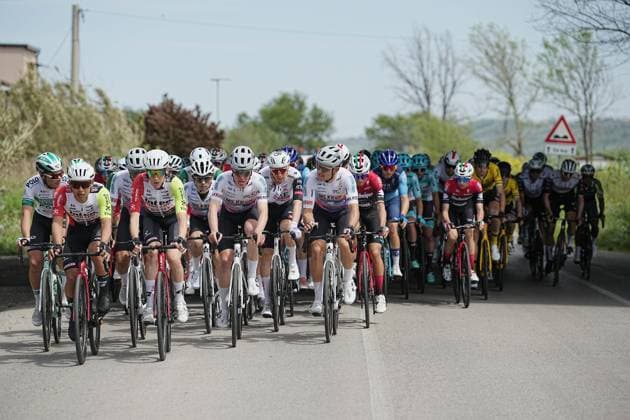 The pack rides during the Giro d™Abruzzo, stage 1 from Scerni to Crecchio (151 km) - Abruzzo, Italy - Tuesday, April 15, 2025. - cycling .  Copyright: xMarcoxAlpozzi LaPressex