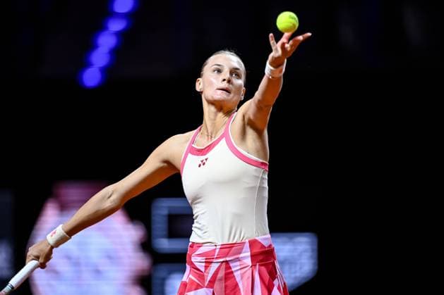 Dayana Yastremska (Ukraine) in Aktion, am Ball, Einzelaktion bei dem Spiel zwischen Jelena Ostapenko (Lettland) vs Dayana Yastremska (Ukraine) waehrend des Porsche Tennis Grand Prix Stuttgart 2025 - Day 2 in der Porsche Arena am 15. April 2025 in Stuttgart, Deutschland. (Foto von Harry Langer DeFodi Images) Dayana Yastremska (Ukraine) controls the Ball at the match between Jelena Ostapenko (Lettland) vs Dayana Yastremska (Ukraine) during the Porsche Tennis Grand Prix Stuttgart 2025 - Day 2 at Porsche Arena on April 15, 2025 in Stuttgart, Germany. (Photo by Harry Langer DeFodi Images) . (Photo by Harry Langer DeFodi Images) .