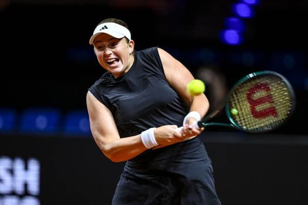 Jelena Ostapenko (Lettland) in Aktion, am Ball, Einzelaktion bei dem Spiel zwischen Jelena Ostapenko (Lettland) vs Dayana Yastremska (Ukraine) waehrend des Porsche Tennis Grand Prix Stuttgart 2025 - Day 2 in der Porsche Arena am 15. April 2025 in Stuttgart, Deutschland. (Foto von Harry Langer DeFodi Images) Jelena Ostapenko (Lettland) controls the Ball at the match between Jelena Ostapenko (Lettland) vs Dayana Yastremska (Ukraine) during the Porsche Tennis Grand Prix Stuttgart 2025 - Day 2 at Porsche Arena on April 15, 2025 in Stuttgart, Germany. (Photo by Harry Langer DeFodi Images) . (Photo by Harry Langer DeFodi Images) .