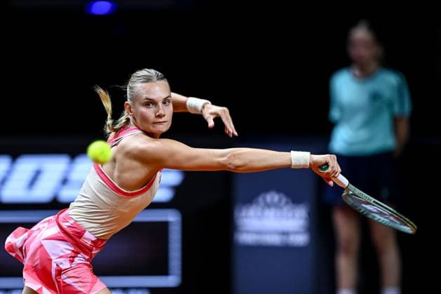 Dayana Yastremska (Ukraine) in Aktion, am Ball, Einzelaktion bei dem Spiel zwischen Jelena Ostapenko (Lettland) vs Dayana Yastremska (Ukraine) waehrend des Porsche Tennis Grand Prix Stuttgart 2025 - Day 2 in der Porsche Arena am 15. April 2025 in Stuttgart, Deutschland. (Foto von Harry Langer DeFodi Images) Dayana Yastremska (Ukraine) controls the Ball at the match between Jelena Ostapenko (Lettland) vs Dayana Yastremska (Ukraine) during the Porsche Tennis Grand Prix Stuttgart 2025 - Day 2 at Porsche Arena on April 15, 2025 in Stuttgart, Germany. (Photo by Harry Langer DeFodi Images) . (Photo by Harry Langer DeFodi Images) .