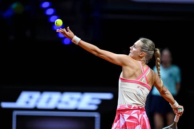 Dayana Yastremska (Ukraine) in Aktion, am Ball, Einzelaktion bei dem Spiel zwischen Jelena Ostapenko (Lettland) vs Dayana Yastremska (Ukraine) waehrend des Porsche Tennis Grand Prix Stuttgart 2025 - Day 2 in der Porsche Arena am 15. April 2025 in Stuttgart, Deutschland. (Foto von Harry Langer DeFodi Images) Dayana Yastremska (Ukraine) controls the Ball at the match between Jelena Ostapenko (Lettland) vs Dayana Yastremska (Ukraine) during the Porsche Tennis Grand Prix Stuttgart 2025 - Day 2 at Porsche Arena on April 15, 2025 in Stuttgart, Germany. (Photo by Harry Langer DeFodi Images) . (Photo by Harry Langer DeFodi Images) .