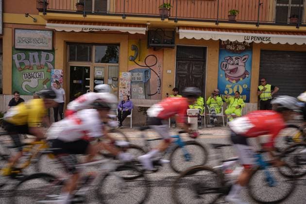 The pack rides during the Giro d™Abruzzo, stage 1 from Scerni to Crecchio (151 km) - Abruzzo, Italy - Tuesday, April 15, 2025. - cycling .  Copyright: xMarcoxAlpozzi LaPressex