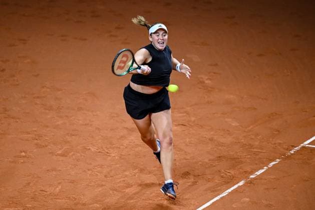 Jelena Ostapenko (Lettland) in Aktion, am Ball, Einzelaktion bei dem Spiel zwischen Jelena Ostapenko (Lettland) vs Dayana Yastremska (Ukraine) waehrend des Porsche Tennis Grand Prix Stuttgart 2025 - Day 2 in der Porsche Arena am 15. April 2025 in Stuttgart, Deutschland. (Foto von Harry Langer DeFodi Images) Jelena Ostapenko (Lettland) controls the Ball at the match between Jelena Ostapenko (Lettland) vs Dayana Yastremska (Ukraine) during the Porsche Tennis Grand Prix Stuttgart 2025 - Day 2 at Porsche Arena on April 15, 2025 in Stuttgart, Germany. (Photo by Harry Langer DeFodi Images) . (Photo by Harry Langer DeFodi Images) .