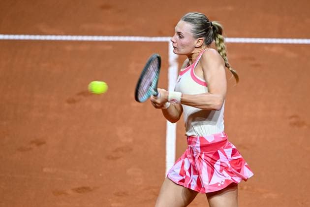 Dayana Yastremska (Ukraine) in Aktion, am Ball, Einzelaktion bei dem Spiel zwischen Jelena Ostapenko (Lettland) vs Dayana Yastremska (Ukraine) waehrend des Porsche Tennis Grand Prix Stuttgart 2025 - Day 2 in der Porsche Arena am 15. April 2025 in Stuttgart, Deutschland. (Foto von Harry Langer DeFodi Images) Dayana Yastremska (Ukraine) controls the Ball at the match between Jelena Ostapenko (Lettland) vs Dayana Yastremska (Ukraine) during the Porsche Tennis Grand Prix Stuttgart 2025 - Day 2 at Porsche Arena on April 15, 2025 in Stuttgart, Germany. (Photo by Harry Langer DeFodi Images) . (Photo by Harry Langer DeFodi Images) .