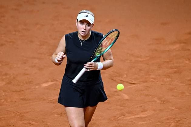 Jelena Ostapenko (Lettland) gestikuliert, gestik bei dem Spiel zwischen Jelena Ostapenko (Lettland) vs Dayana Yastremska (Ukraine) waehrend des Porsche Tennis Grand Prix Stuttgart 2025 - Day 2 in der Porsche Arena am 15. April 2025 in Stuttgart, Deutschland. (Foto von Harry Langer DeFodi Images) Jelena Ostapenko (Lettland) gestures at the match between Jelena Ostapenko (Lettland) vs Dayana Yastremska (Ukraine) during the Porsche Tennis Grand Prix Stuttgart 2025 - Day 2 at Porsche Arena on April 15, 2025 in Stuttgart, Germany. (Photo by Harry Langer DeFodi Images) . (Photo by Harry Langer DeFodi Images) .