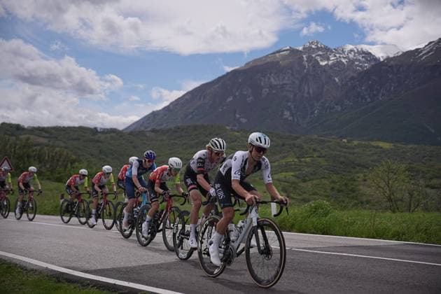 The pack rides during the Giro d™Abruzzo, stage 1 from Scerni to Crecchio (151 km) - Abruzzo, Italy - Tuesday, April 15, 2025. - cycling .  Copyright: xMarcoxAlpozzix