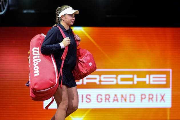 im Bild Jelena OSTAPENKO LAT kommt auf das Spielfeld Jelena OSTAPENKO LAT vs Dayana YASTREMSKA UKR GER, Porsche Tennis Grand Prix GP Stuttgart 2025, WTA500, 15.04.2025 GER, Porsche Tennis Grand Prix GP Stuttgart 2025, WTA500, 15.04.2025 Stuttgart Copyright: xEibner-Pressefoto RogerxBuerkex EP