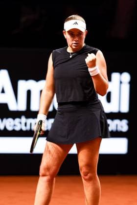 im Bild Jelena OSTAPENKO LAT mit Siegesfaust Jelena OSTAPENKO LAT vs Dayana YASTREMSKA UKR GER, Porsche Tennis Grand Prix GP Stuttgart 2025, WTA500, 15.04.2025 GER, Porsche Tennis Grand Prix GP Stuttgart 2025, WTA500, 15.04.2025 Stuttgart Copyright: xEibner-Pressefoto RogerxBuerkex EP