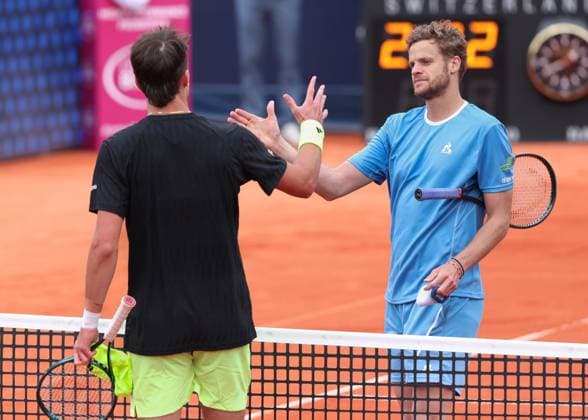 Jakub Mensink (CZE) gratuliert dem Sieger Yannick Hanfmann (GER) Tennis - BMW Open 2025 - ATP, Tennis Herren 500 - MTTC Iphitos - Munich - - Germany - 15 April 2025. Copyright: xJuergenxHasenkopfx