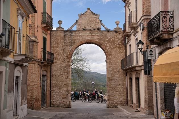 Sport Themen der Woche KW16 Sport Bilder des Tages The pack rides during the Giro d™Abruzzo, stage 1 from Scerni to Crecchio (151 km) - Abruzzo, Italy - Tuesday, April 15, 2025. - cycling .  Copyright: xMarcoxAlpozzi LaPressex