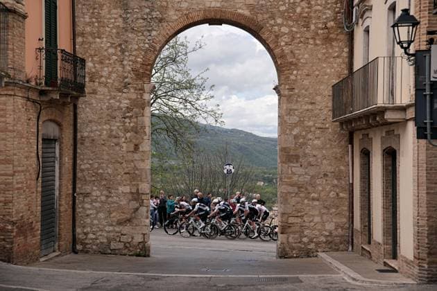 The pack rides during the Giro d™Abruzzo, stage 1 from Scerni to Crecchio (151 km) - Abruzzo, Italy - Tuesday, April 15, 2025. - cycling .  Copyright: xMarcoxAlpozzi LaPressex