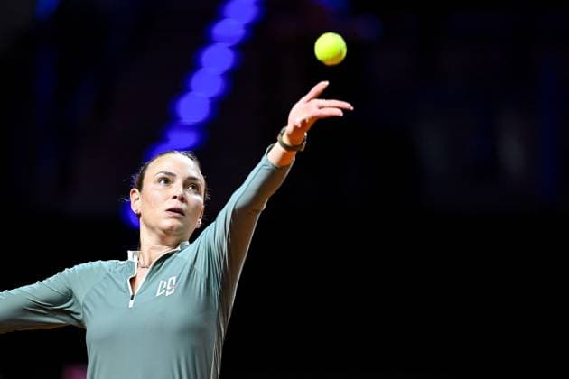 Donna Vekic (Croatia) in Aktion, am Ball, Einzelaktion bei dem Spiel zwischen Donna Vekic (Croatia) vs Jana Fett (Croatia) waehrend des Porsche Tennis Grand Prix Stuttgart 2025 - Day 2 in der Porsche Arena am 15. April 2025 in Stuttgart, Deutschland. (Foto von Harry Langer DeFodi Images) Donna Vekic (Croatia) controls the Ball at the match between Donna Vekic (Croatia) vs Jana Fett (Croatia) during the Porsche Tennis Grand Prix Stuttgart 2025 - Day 2 at Porsche Arena on April 15, 2025 in Stuttgart, Germany. (Photo by Harry Langer DeFodi Images) . (Photo by Harry Langer DeFodi Images) .