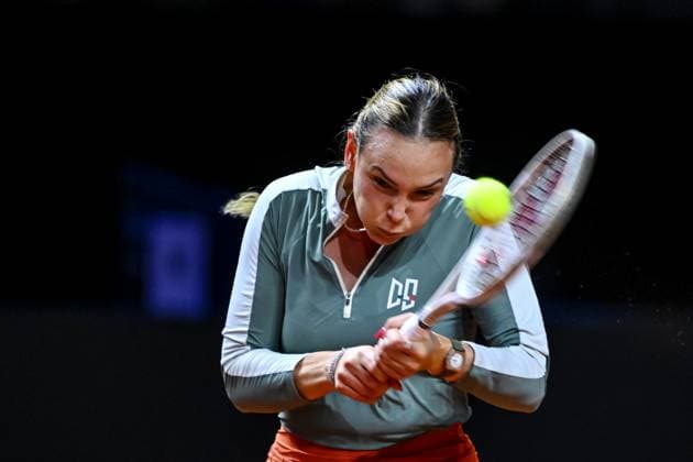 Donna Vekic (Croatia) in Aktion, am Ball, Einzelaktion bei dem Spiel zwischen Donna Vekic (Croatia) vs Jana Fett (Croatia) waehrend des Porsche Tennis Grand Prix Stuttgart 2025 - Day 2 in der Porsche Arena am 15. April 2025 in Stuttgart, Deutschland. (Foto von Harry Langer DeFodi Images) Donna Vekic (Croatia) controls the Ball at the match between Donna Vekic (Croatia) vs Jana Fett (Croatia) during the Porsche Tennis Grand Prix Stuttgart 2025 - Day 2 at Porsche Arena on April 15, 2025 in Stuttgart, Germany. (Photo by Harry Langer DeFodi Images) . (Photo by Harry Langer DeFodi Images) .
