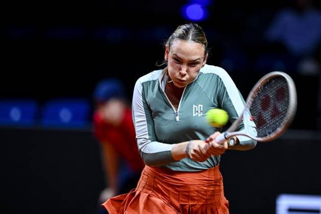 Donna Vekic (Croatia) in Aktion, am Ball, Einzelaktion bei dem Spiel zwischen Donna Vekic (Croatia) vs Jana Fett (Croatia) waehrend des Porsche Tennis Grand Prix Stuttgart 2025 - Day 2 in der Porsche Arena am 15. April 2025 in Stuttgart, Deutschland. (Foto von Harry Langer DeFodi Images) Donna Vekic (Croatia) controls the Ball at the match between Donna Vekic (Croatia) vs Jana Fett (Croatia) during the Porsche Tennis Grand Prix Stuttgart 2025 - Day 2 at Porsche Arena on April 15, 2025 in Stuttgart, Germany. (Photo by Harry Langer DeFodi Images) . (Photo by Harry Langer DeFodi Images) .