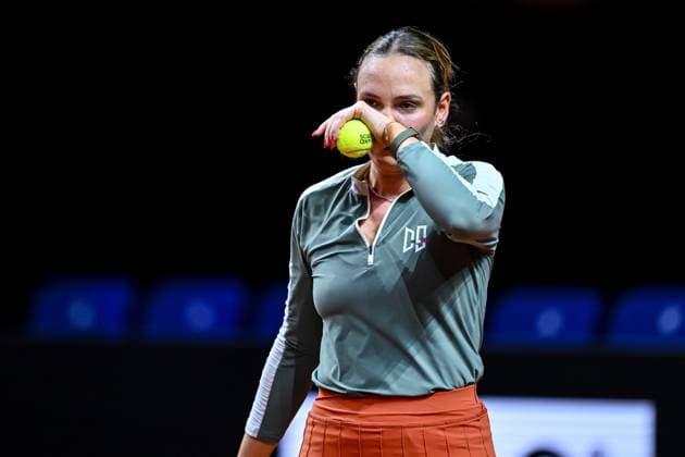 Donna Vekic (Croatia) gestikuliert, gestik bei dem Spiel zwischen Donna Vekic (Croatia) vs Jana Fett (Croatia) waehrend des Porsche Tennis Grand Prix Stuttgart 2025 - Day 2 in der Porsche Arena am 15. April 2025 in Stuttgart, Deutschland. (Foto von Harry Langer DeFodi Images) Donna Vekic (Croatia) gestures at the match between Donna Vekic (Croatia) vs Jana Fett (Croatia) during the Porsche Tennis Grand Prix Stuttgart 2025 - Day 2 at Porsche Arena on April 15, 2025 in Stuttgart, Germany. (Photo by Harry Langer DeFodi Images) . (Photo by Harry Langer DeFodi Images) .