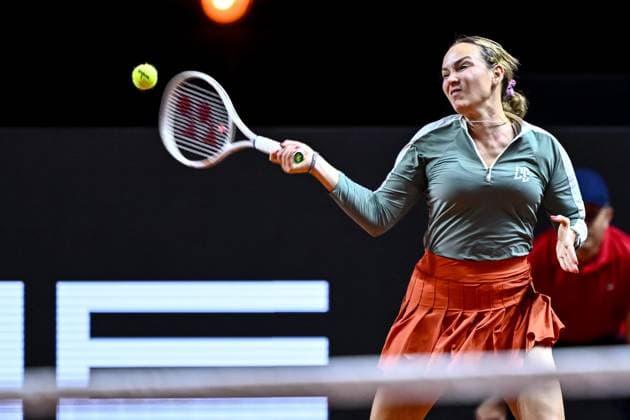 Donna Vekic (Croatia) in Aktion, am Ball, Einzelaktion bei dem Spiel zwischen Donna Vekic (Croatia) vs Jana Fett (Croatia) waehrend des Porsche Tennis Grand Prix Stuttgart 2025 - Day 2 in der Porsche Arena am 15. April 2025 in Stuttgart, Deutschland. (Foto von Harry Langer DeFodi Images) Donna Vekic (Croatia) controls the Ball at the match between Donna Vekic (Croatia) vs Jana Fett (Croatia) during the Porsche Tennis Grand Prix Stuttgart 2025 - Day 2 at Porsche Arena on April 15, 2025 in Stuttgart, Germany. (Photo by Harry Langer DeFodi Images) . (Photo by Harry Langer DeFodi Images) .
