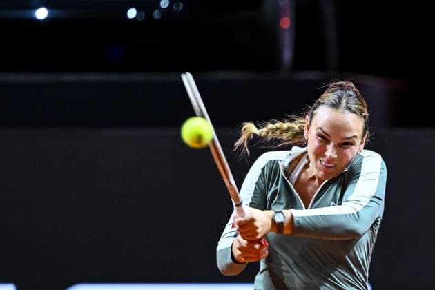 Donna Vekic (Croatia) in Aktion, am Ball, Einzelaktion bei dem Spiel zwischen Donna Vekic (Croatia) vs Jana Fett (Croatia) waehrend des Porsche Tennis Grand Prix Stuttgart 2025 - Day 2 in der Porsche Arena am 15. April 2025 in Stuttgart, Deutschland. (Foto von Harry Langer DeFodi Images) Donna Vekic (Croatia) controls the Ball at the match between Donna Vekic (Croatia) vs Jana Fett (Croatia) during the Porsche Tennis Grand Prix Stuttgart 2025 - Day 2 at Porsche Arena on April 15, 2025 in Stuttgart, Germany. (Photo by Harry Langer DeFodi Images) . (Photo by Harry Langer DeFodi Images) .