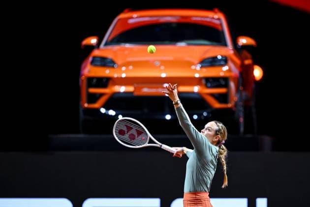 Donna Vekic (Croatia) in Aktion, am Ball, Einzelaktion bei dem Spiel zwischen Donna Vekic (Croatia) vs Jana Fett (Croatia) waehrend des Porsche Tennis Grand Prix Stuttgart 2025 - Day 2 in der Porsche Arena am 15. April 2025 in Stuttgart, Deutschland. (Foto von Harry Langer DeFodi Images) Donna Vekic (Croatia) controls the Ball at the match between Donna Vekic (Croatia) vs Jana Fett (Croatia) during the Porsche Tennis Grand Prix Stuttgart 2025 - Day 2 at Porsche Arena on April 15, 2025 in Stuttgart, Germany. (Photo by Harry Langer DeFodi Images) . (Photo by Harry Langer DeFodi Images) .