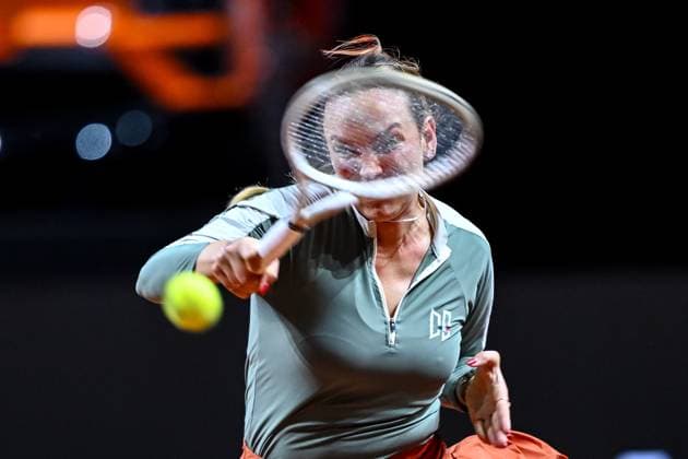 Donna Vekic (Croatia) in Aktion, am Ball, Einzelaktion bei dem Spiel zwischen Donna Vekic (Croatia) vs Jana Fett (Croatia) waehrend des Porsche Tennis Grand Prix Stuttgart 2025 - Day 2 in der Porsche Arena am 15. April 2025 in Stuttgart, Deutschland. (Foto von Harry Langer DeFodi Images) Donna Vekic (Croatia) controls the Ball at the match between Donna Vekic (Croatia) vs Jana Fett (Croatia) during the Porsche Tennis Grand Prix Stuttgart 2025 - Day 2 at Porsche Arena on April 15, 2025 in Stuttgart, Germany. (Photo by Harry Langer DeFodi Images) . (Photo by Harry Langer DeFodi Images) .