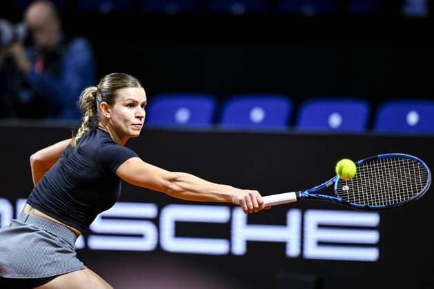 Jana Fett (Croatia) in Aktion, am Ball, Einzelaktion bei dem Spiel zwischen Donna Vekic (Croatia) vs Jana Fett (Croatia) waehrend des Porsche Tennis Grand Prix Stuttgart 2025 - Day 2 in der Porsche Arena am 15. April 2025 in Stuttgart, Deutschland. (Foto von Harry Langer DeFodi Images) Jana Fett (Croatia) controls the Ball at the match between Donna Vekic (Croatia) vs Jana Fett (Croatia) during the Porsche Tennis Grand Prix Stuttgart 2025 - Day 2 at Porsche Arena on April 15, 2025 in Stuttgart, Germany. (Photo by Harry Langer DeFodi Images) . (Photo by Harry Langer DeFodi Images) .
