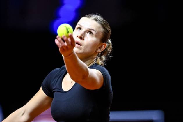 Jana Fett (Croatia) in Aktion, am Ball, Einzelaktion bei dem Spiel zwischen Donna Vekic (Croatia) vs Jana Fett (Croatia) waehrend des Porsche Tennis Grand Prix Stuttgart 2025 - Day 2 in der Porsche Arena am 15. April 2025 in Stuttgart, Deutschland. (Foto von Harry Langer DeFodi Images) Jana Fett (Croatia) controls the Ball at the match between Donna Vekic (Croatia) vs Jana Fett (Croatia) during the Porsche Tennis Grand Prix Stuttgart 2025 - Day 2 at Porsche Arena on April 15, 2025 in Stuttgart, Germany. (Photo by Harry Langer DeFodi Images) . (Photo by Harry Langer DeFodi Images) .