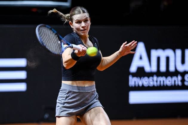 Jana Fett (Croatia) in Aktion, am Ball, Einzelaktion bei dem Spiel zwischen Donna Vekic (Croatia) vs Jana Fett (Croatia) waehrend des Porsche Tennis Grand Prix Stuttgart 2025 - Day 2 in der Porsche Arena am 15. April 2025 in Stuttgart, Deutschland. (Foto von Harry Langer DeFodi Images) Jana Fett (Croatia) controls the Ball at the match between Donna Vekic (Croatia) vs Jana Fett (Croatia) during the Porsche Tennis Grand Prix Stuttgart 2025 - Day 2 at Porsche Arena on April 15, 2025 in Stuttgart, Germany. (Photo by Harry Langer DeFodi Images) . (Photo by Harry Langer DeFodi Images) .