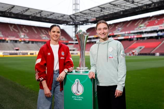 Sport Themen der Woche KW16 Sport Bilder des Tages Fußballerin Sarah Zadrazil (FC Bayern München) und Fußballerin Sophie Weidauer (SV Werder Bremen) bei der Pressekonferenz zur Austragung des DFB-Pokalfinale der Frauen zwischen FC Bayern München und SV Werder Bremen im RheinEnergieStadion in Köln. Köln, 15.04.2025 NRW Deutschland *** Soccer player Sarah Zadrazil FC Bayern Munich and soccer player Sophie Weidauer SV Werder Bremen at the press conference for the DFB Womens Cup final between FC Bayern Munich and SV Werder Bremen at the RheinEnergieStadion in Cologne Cologne, 15 04 2025 NRW Germany Copyright: xChristophxHardtx