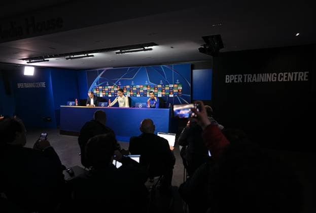 FUSSBALL CHAMPIONS LEAGUE SAISON 2024 2025 Viertelfinal Rueckspiel Inter Mailand - FC Bayern Muenchen 15.04.2025 Pressekonferenz Inter Mailand mit Pressesprecher Luigi Crippa, Trainer Simone Inzaghi und Henrikh Mkhitaryan (v.li.)