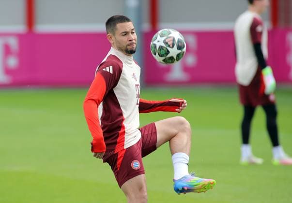 Fussball, Herren, Champions League, Saison 2024 2025, FC Bayern München, Abschlusstraining Raphael Guerreiro (FC Bayern München) spielt einen Ball