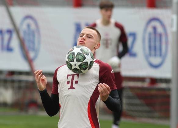 Fussball, Herren, Champions League, Saison 2024 2025, FC Bayern München, Abschlusstraining Gabriel Vidovic (FC Bayern München) nimmt einen Ball mit der Brust an