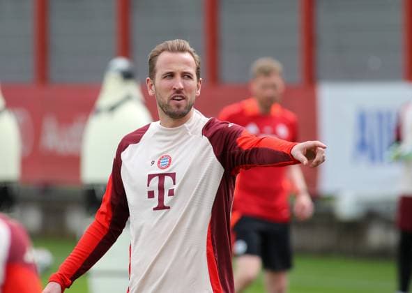 Fussball, Herren, Champions League, Saison 2024 2025, FC Bayern München, Abschlusstraining Harry Kane (FC Bayern München) streckt den linken Arm aus, zeigen, deuten, Zeigefinger, Richtung