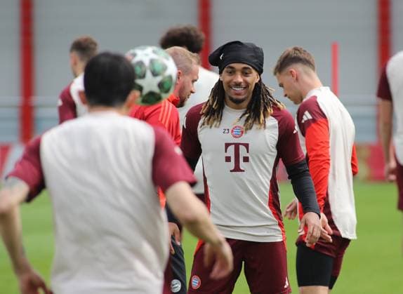 Fussball, Herren, Champions League, Saison 2024 2025, FC Bayern München, Abschlusstraining Sacha Boey (FC Bayern München) stehend, Kopf, Oberkörper