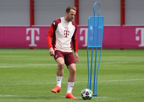 Fussball, Herren, Champions League, Saison 2024 2025, FC Bayern München, Abschlusstraining Harry Kane (FC Bayern München) spielt einen Ball