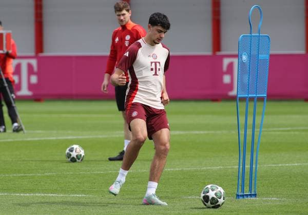 Fussball, Herren, Champions League, Saison 2024 2025, FC Bayern München, Abschlusstraining Aleksandar Pavlovic (FC Bayern München) spielt einen Ball