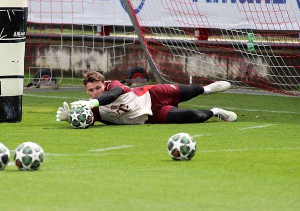 Fussball, Herren, Champions League, Saison 2024 2025, FC Bayern München, Abschlusstraining Jonas Urbig (FC Bayern München) streckt sich einem Ball, fangen