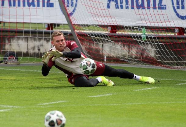 Fussball, Herren, Champions League, Saison 2024 2025, FC Bayern München, Abschlusstraining Daniel Peretz (FC Bayern München) in Erwartung eines Balls
