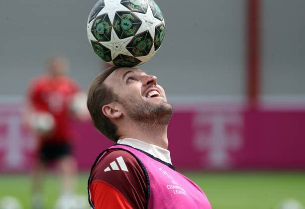 Fussball, Herren, Champions League, Saison 2024 2025, FC Bayern München, Abschlusstraining Harry Kane (FC Bayern München) mit einem Ball auf seiner Stinr, jonglieren, Kopfball