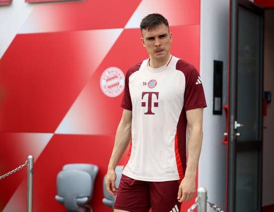 Fussball, Herren, Champions League, Saison 2024 2025, FC Bayern München, Abschlusstraining Joao Palhinha (FC Bayern München) auf dem Weg zum Trainingsplatz, Gesichtsausdruck, Mimik, Lippen, Mund verziehen, unzufrieden