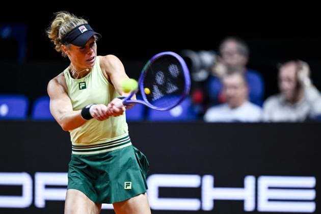 Laura Siegemund (Germany) in Aktion, am Ball, Einzelaktion bei dem Spiel zwischen Jule Niemeier (Germany) vs Laura Siegemund (Germany) waehrend des Porsche Tennis Grand Prix Stuttgart 2025 - Day 2 in der Porsche Arena am 15. April 2025 in Stuttgart, Deutschland. (Foto von Harry Langer DeFodi Images) Laura Siegemund (Germany) controls the Ball at the match between Jule Niemeier (Germany) vs Laura Siegemund (Germany) during the Porsche Tennis Grand Prix Stuttgart 2025 - Day 2 at Porsche Arena on April 15, 2025 in Stuttgart, Germany. (Photo by Harry Langer DeFodi Images) . (Photo by Harry Langer DeFodi Images) .