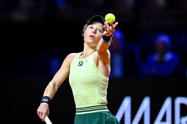 Laura Siegemund (Germany) in Aktion, am Ball, Einzelaktion bei dem Spiel zwischen Jule Niemeier (Germany) vs Laura Siegemund (Germany) waehrend des Porsche Tennis Grand Prix Stuttgart 2025 - Day 2 in der Porsche Arena am 15. April 2025 in Stuttgart, Deutschland. (Foto von Harry Langer DeFodi Images) Laura Siegemund (Germany) controls the Ball at the match between Jule Niemeier (Germany) vs Laura Siegemund (Germany) during the Porsche Tennis Grand Prix Stuttgart 2025 - Day 2 at Porsche Arena on April 15, 2025 in Stuttgart, Germany. (Photo by Harry Langer DeFodi Images) . (Photo by Harry Langer DeFodi Images) .