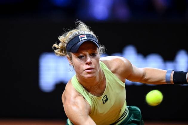 Laura Siegemund (Germany) in Aktion, am Ball, Einzelaktion bei dem Spiel zwischen Jule Niemeier (Germany) vs Laura Siegemund (Germany) waehrend des Porsche Tennis Grand Prix Stuttgart 2025 - Day 2 in der Porsche Arena am 15. April 2025 in Stuttgart, Deutschland. (Foto von Harry Langer DeFodi Images) Laura Siegemund (Germany) controls the Ball at the match between Jule Niemeier (Germany) vs Laura Siegemund (Germany) during the Porsche Tennis Grand Prix Stuttgart 2025 - Day 2 at Porsche Arena on April 15, 2025 in Stuttgart, Germany. (Photo by Harry Langer DeFodi Images) . (Photo by Harry Langer DeFodi Images) .