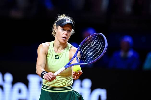 Laura Siegemund (Germany) in Aktion, am Ball, Einzelaktion bei dem Spiel zwischen Jule Niemeier (Germany) vs Laura Siegemund (Germany) waehrend des Porsche Tennis Grand Prix Stuttgart 2025 - Day 2 in der Porsche Arena am 15. April 2025 in Stuttgart, Deutschland. (Foto von Harry Langer DeFodi Images) Laura Siegemund (Germany) controls the Ball at the match between Jule Niemeier (Germany) vs Laura Siegemund (Germany) during the Porsche Tennis Grand Prix Stuttgart 2025 - Day 2 at Porsche Arena on April 15, 2025 in Stuttgart, Germany. (Photo by Harry Langer DeFodi Images) . (Photo by Harry Langer DeFodi Images) .